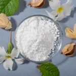 Allantoin tozu – beyaz kristal yapıdaki kozmetik hammaddesi, cam kap içinde