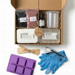 Aktif karbon ve gül tozu içeren sabun yapım seti; sabun bazları, yağlar, kalıp, eldiven ve ekipmanlarla birlikte komple kit