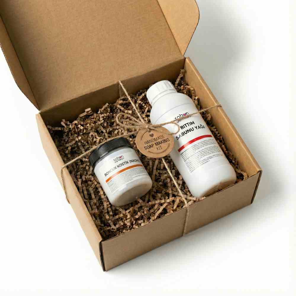 Bıttım Sabunu Yapım Seti – Doğal Sabun Malzemeleri Bıttım sabunu yapım seti, boncuk kostik ve bıttım yağı içeren kraft kutu içerisinde sabun malzemeleri