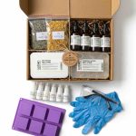 Erit ve dök sabun yapım seti; şeffaf sabun bazları, sabun boyaları, esanslar, kurutulmuş bitkiler, silikon sabun kalıbı, eldiven ve karıştırıcıların bulunduğu kutu içeriği