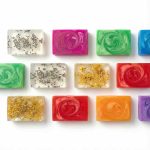 Renkli sabun boyaları ve bitkisel otlarla hazırlanmış şeffaf ve opak dikdörtgen el yapımı sabun çeşitleri