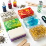 Renkli sabun boyaları, bitkisel otlar ve esanslarla hazırlanan el yapımı sabun çeşitleri