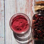 Hibiskus peeling tozu – kırmızı bitkisel toz, cam kapta doğal eksfoliant hammadde