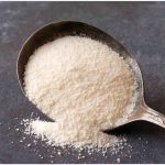 Kojik asit tozu – ince dokulu beyaz kozmetik aktif madde kaşık içinde
