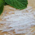 Doğal kristal mentol; nane yapraklarıyla birlikte görünen şeffaf mentol kristalleri