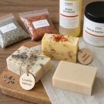 Lavanta sabunu, aspir sabunu ve zeytinyağlı el yapımı doğal sabunlar; yanında lavanta, aspir çiçeği, zeytinyağı ve kostik malzemeleri bulunan sabun yapım seti